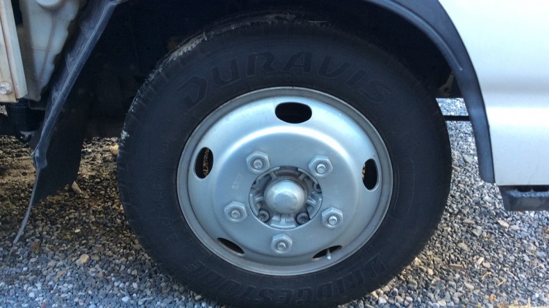 タイヤホイール前