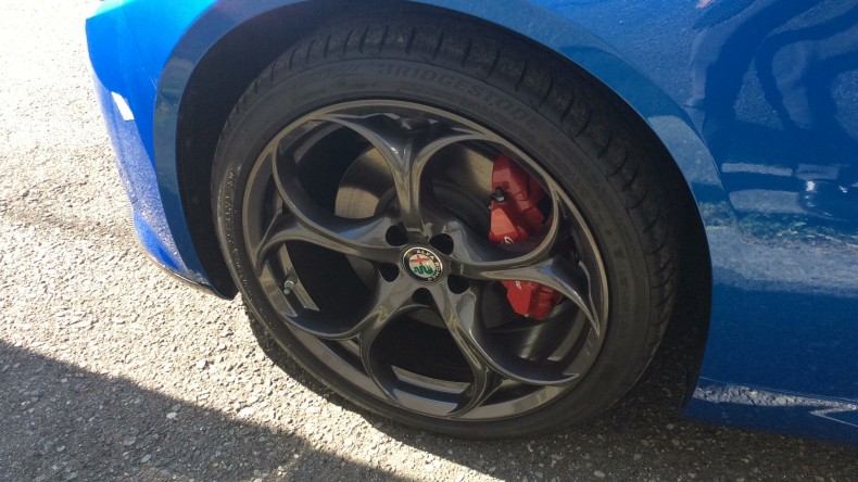 タイヤホイール前