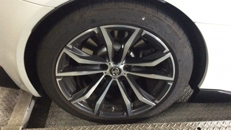 タイヤホイール前