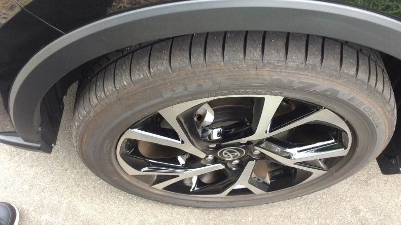 タイヤホイール前