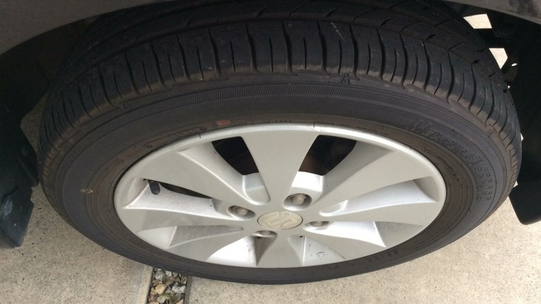 タイヤホイール前