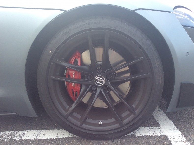 タイヤホイール前