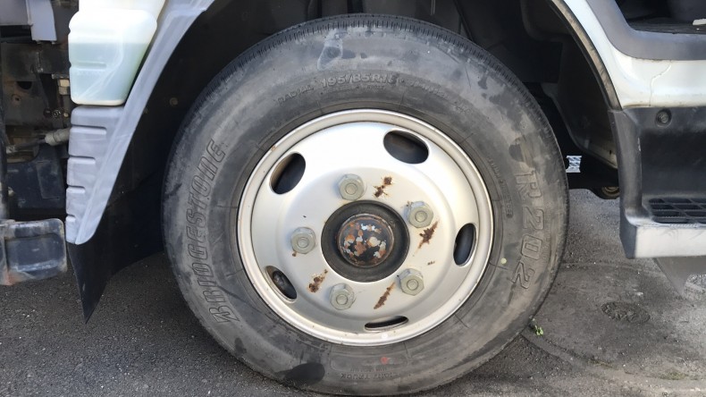 タイヤホイール前