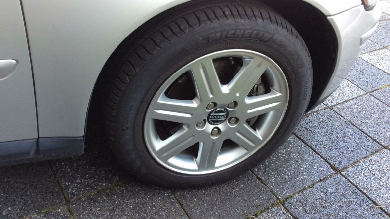 タイヤホイール前