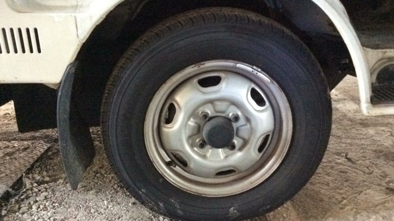 タイヤホイール前