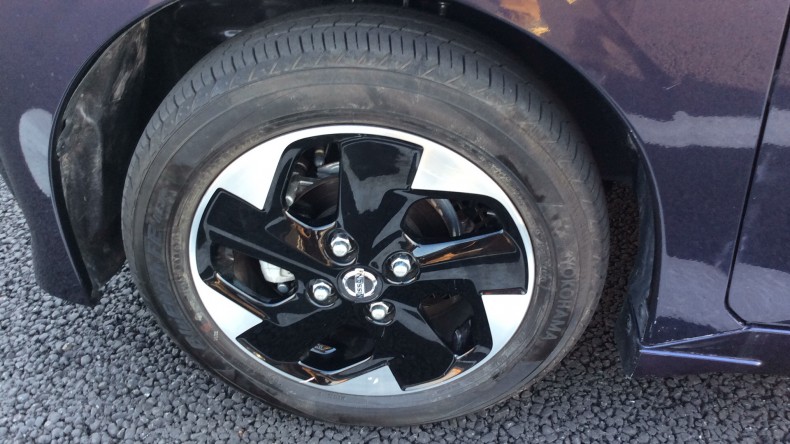 タイヤホイール前