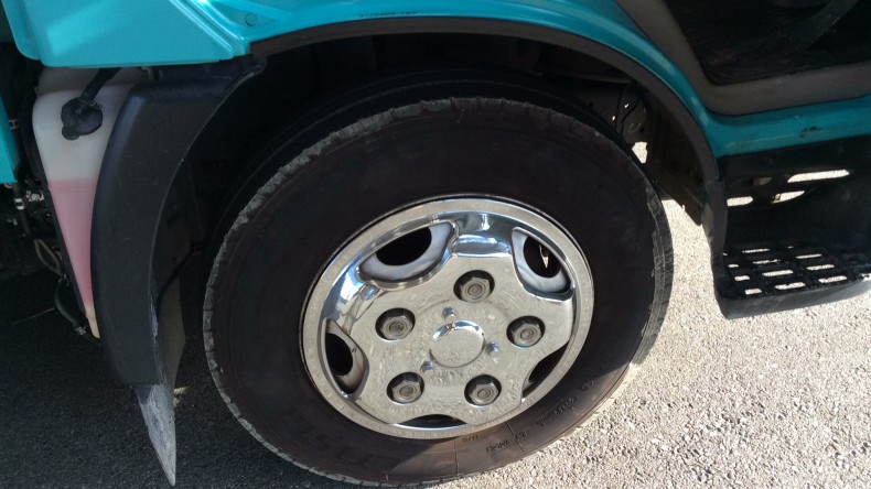 タイヤホイール前