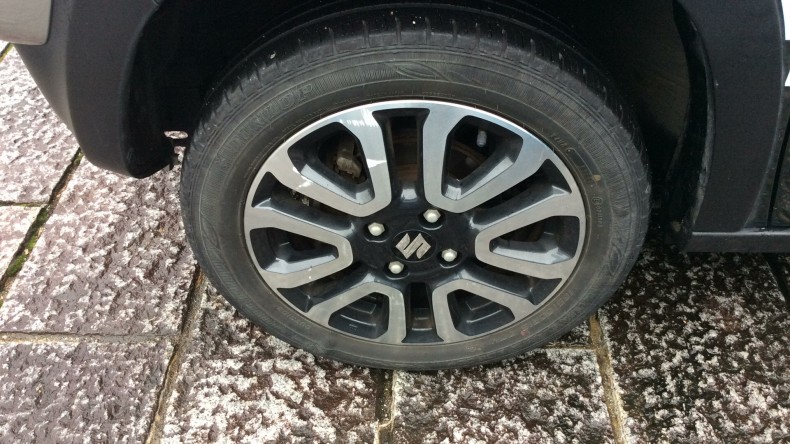 タイヤホイール前