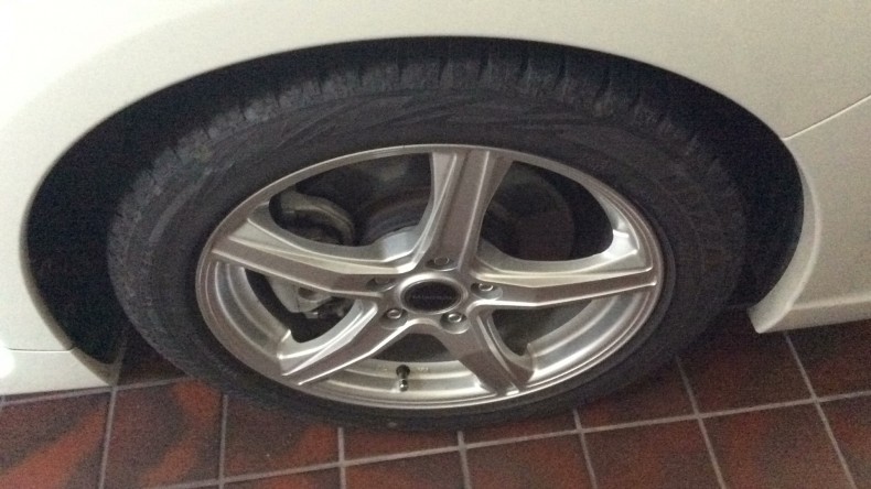 タイヤホイール前