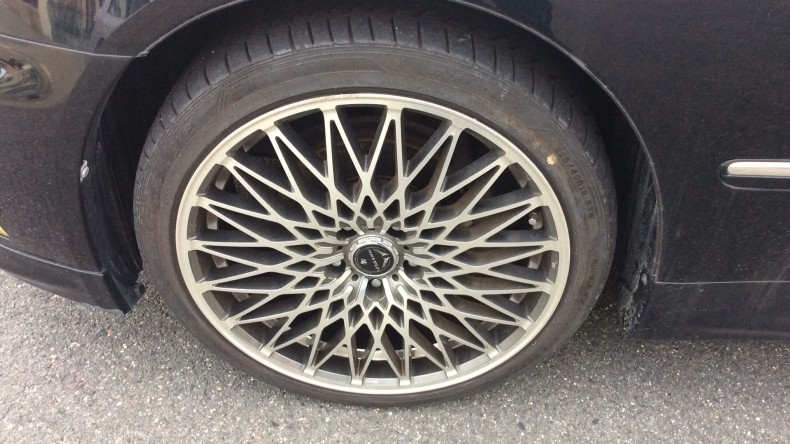 タイヤホイール前