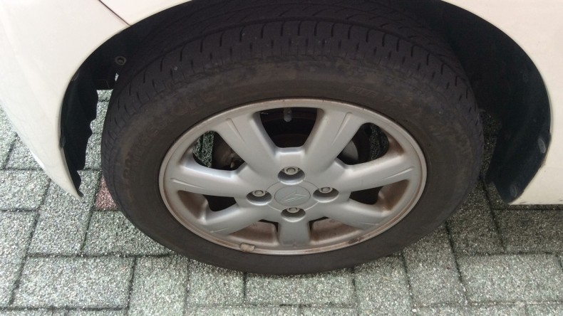 タイヤホイール前