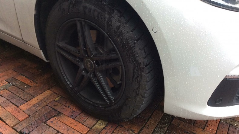 タイヤホイール前