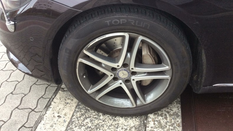 タイヤホイール前