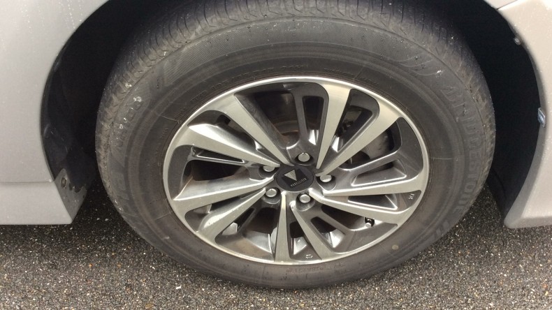 タイヤホイール前