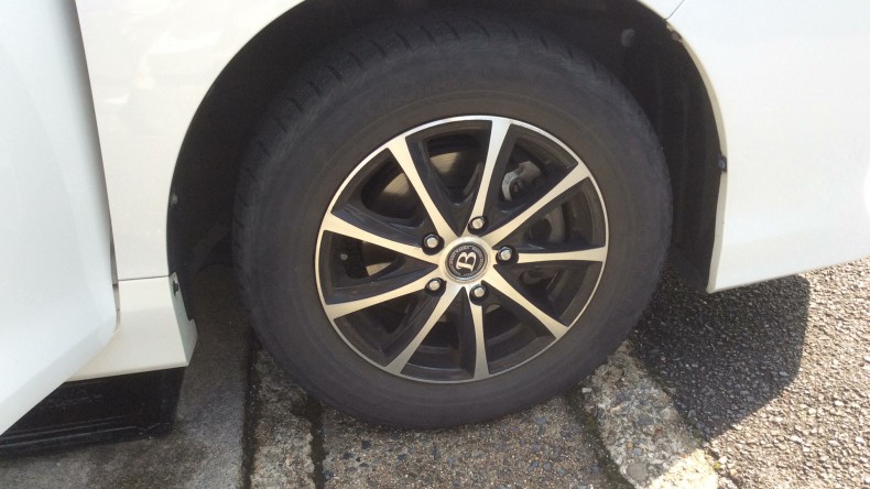 タイヤホイール前