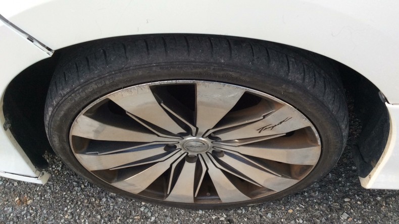 タイヤホイール前