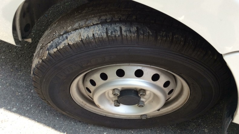タイヤホイール前