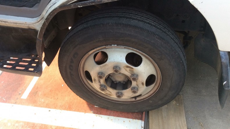 タイヤホイール前