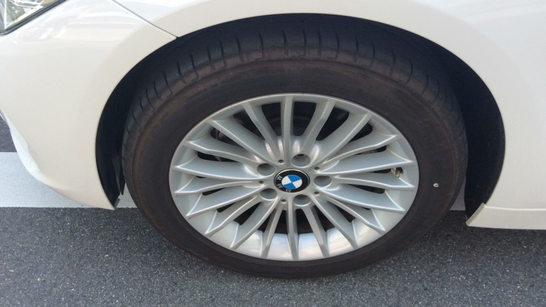 タイヤホイール前