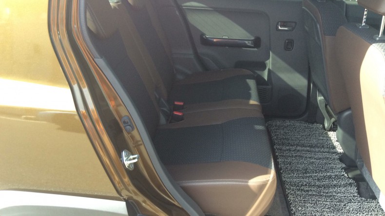 内装後方シート