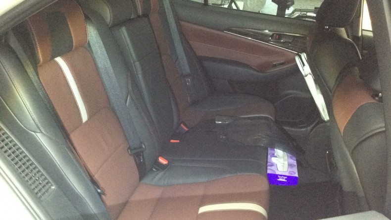 内装後方シート