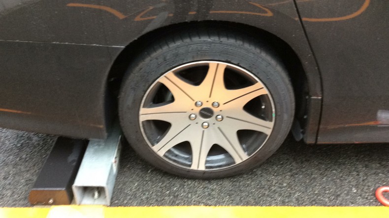 タイヤホイール前