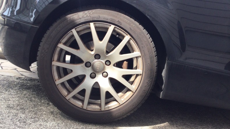 タイヤホイール前