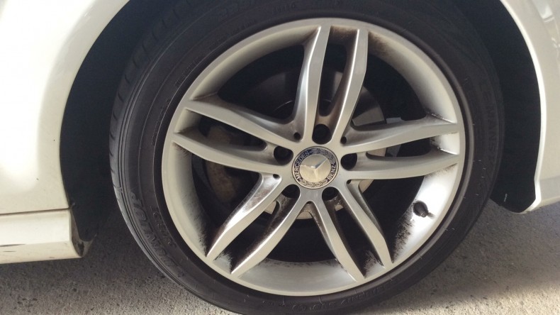 タイヤホイール前