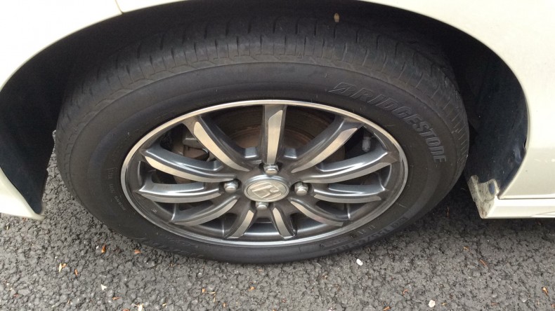 タイヤホイール前