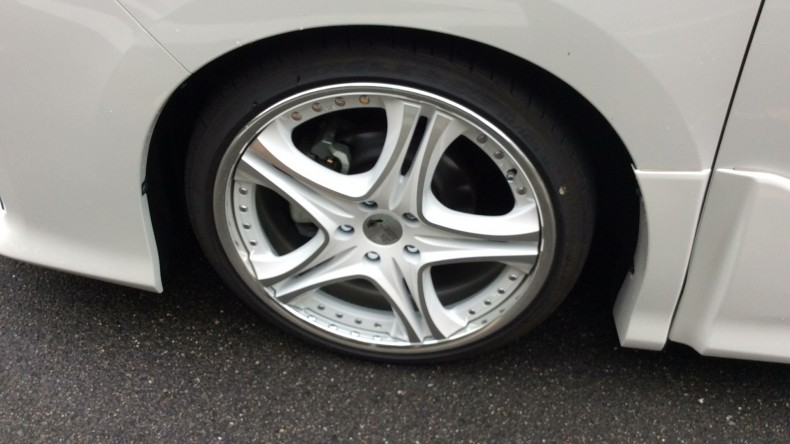 タイヤホイール前