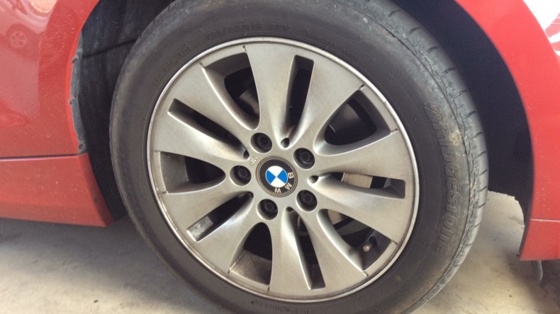 タイヤホイール前