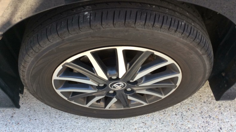 タイヤホイール前