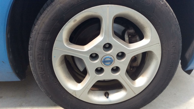 タイヤホイール前