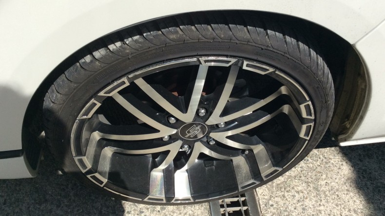 タイヤホイール前