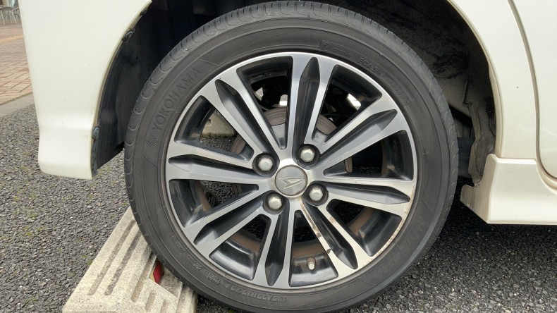 タイヤホイール前