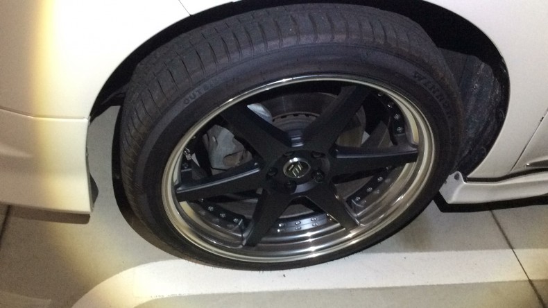 タイヤホイール前