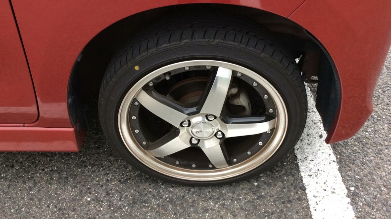 タイヤホイール前