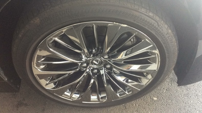 タイヤホイール前