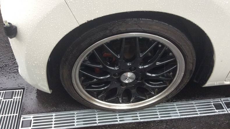 タイヤホイール前