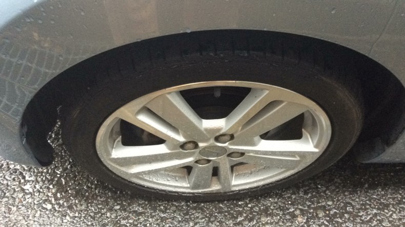 タイヤホイール前