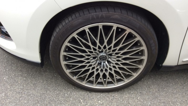 タイヤホイール前