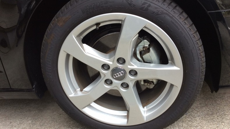 タイヤホイール前