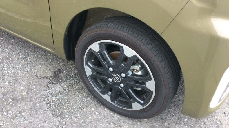 タイヤホイール前