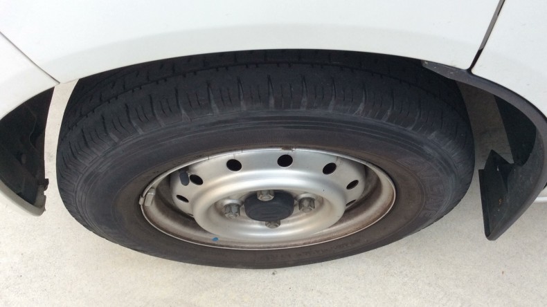 タイヤホイール前