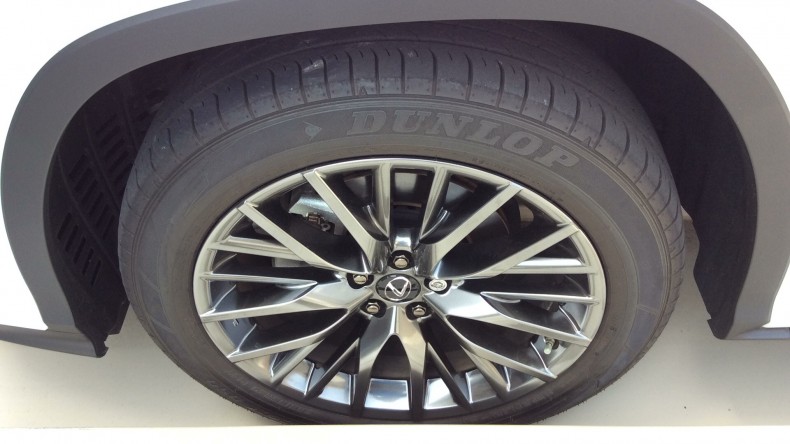 タイヤホイール前