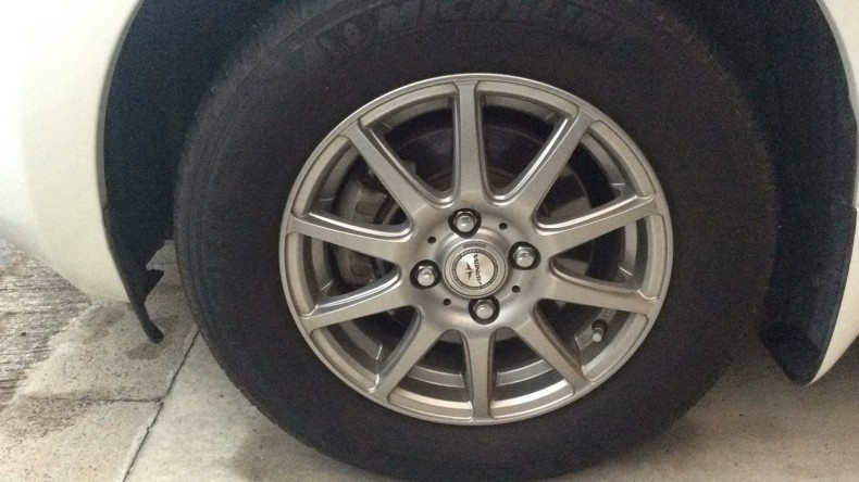 タイヤホイール前