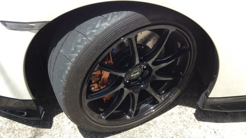 タイヤホイール前