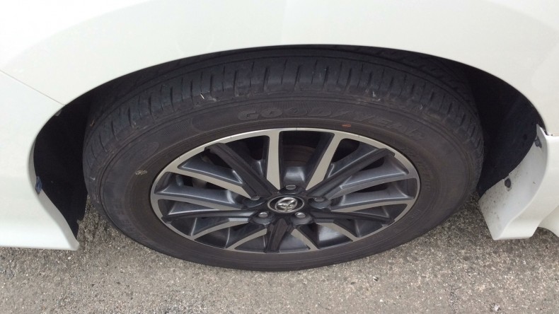 タイヤホイール前