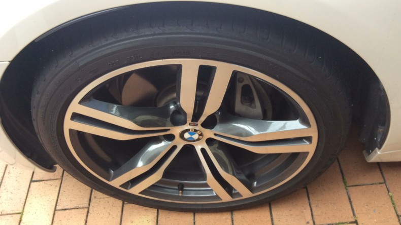 タイヤホイール前