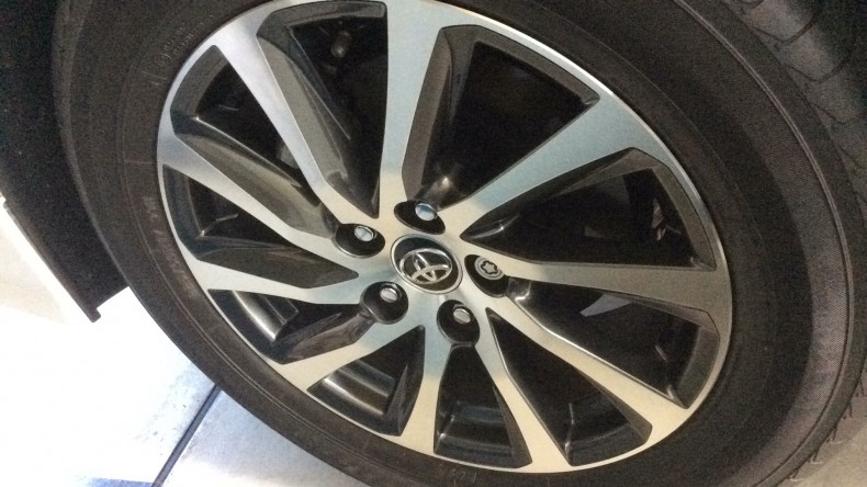 タイヤホイール前